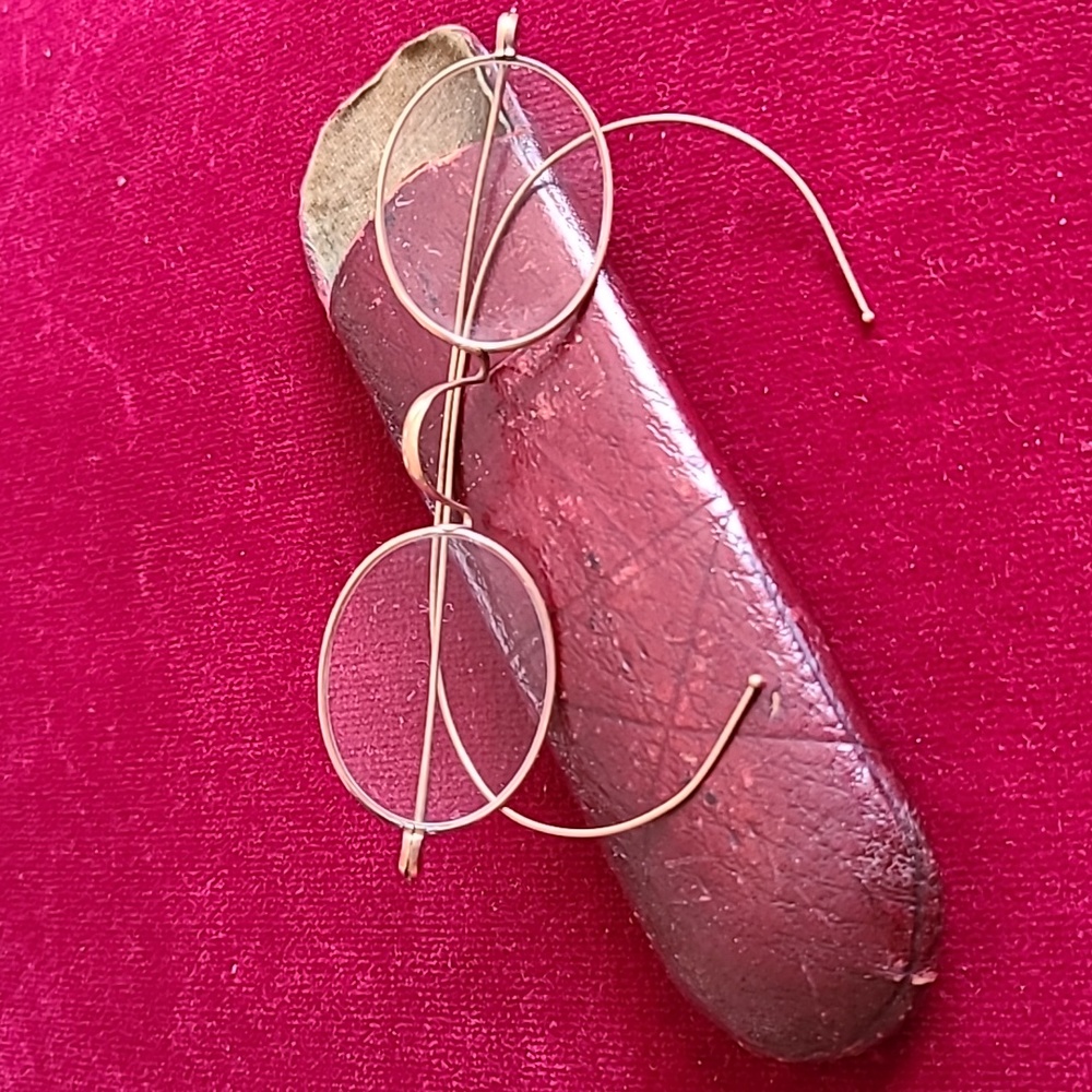 Antique gold wire frame glasses